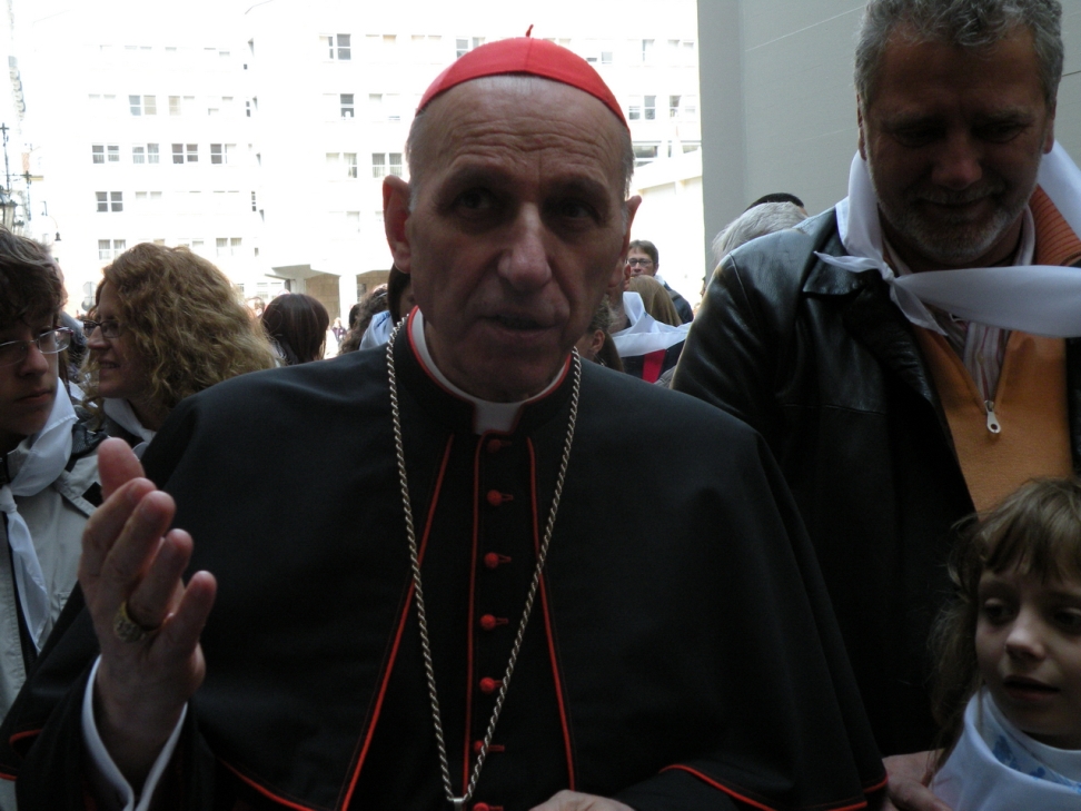 La Santa Sindone - Il Cardinal Poletto si intrattiene con i pellegrini_19.JPG